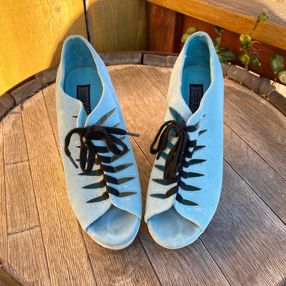 Deena & Ozzy Sz 7-blue suede shoes with off white heel & black lace up - Picture 4 of 4